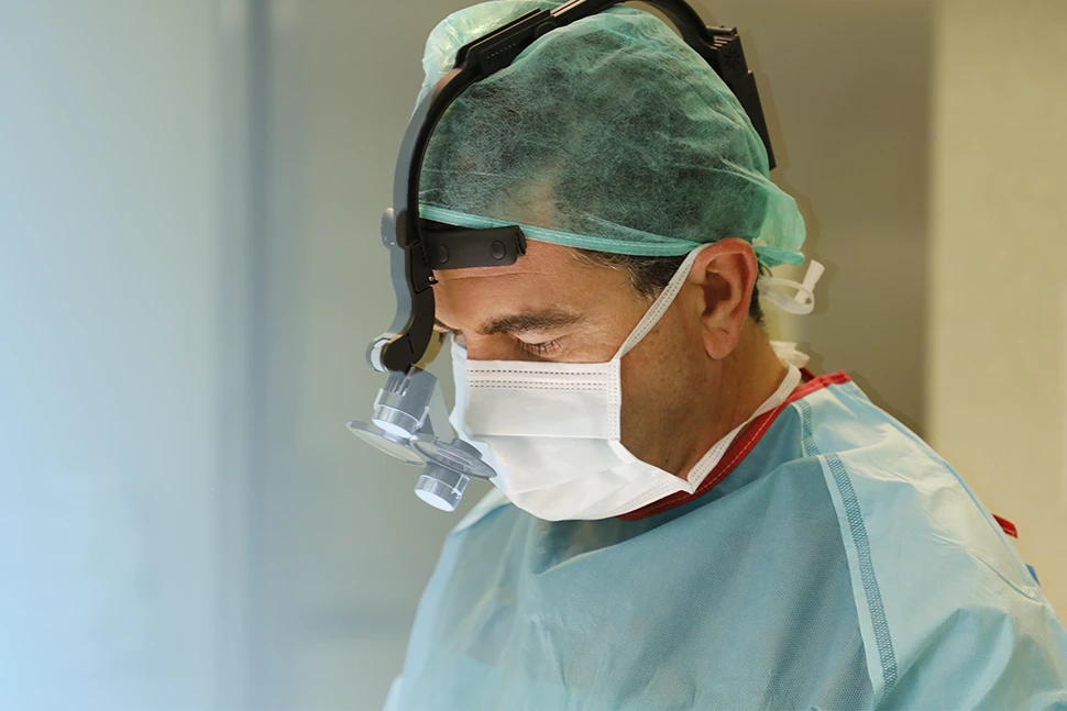 Rinoplastia en hombres: Cómo masculinizar el perfil manteniendo la naturalidad absoluta